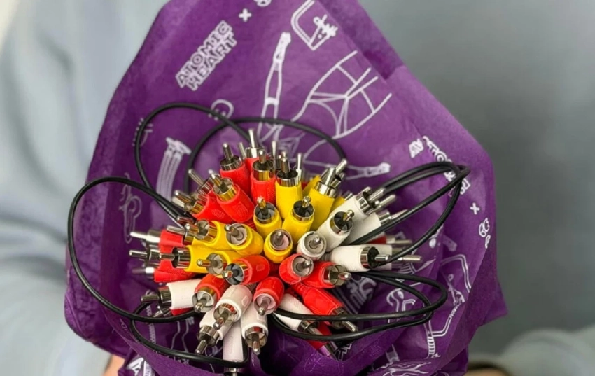 Atomic Heart получила коллекцию цветов с букетами из кабелей в честь гендерных праздников